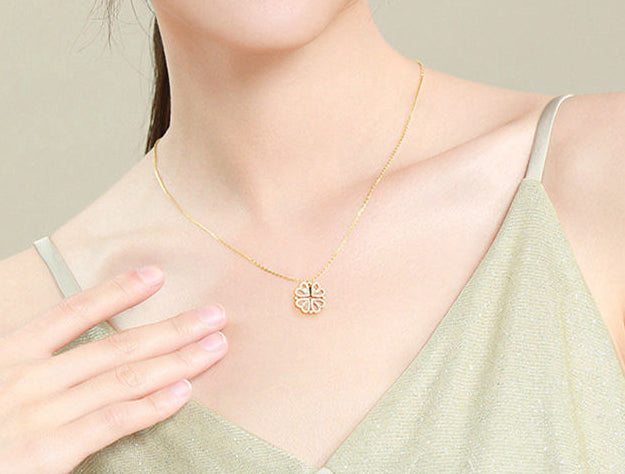 Magnetic clover necklace in rose gold on a fine chain