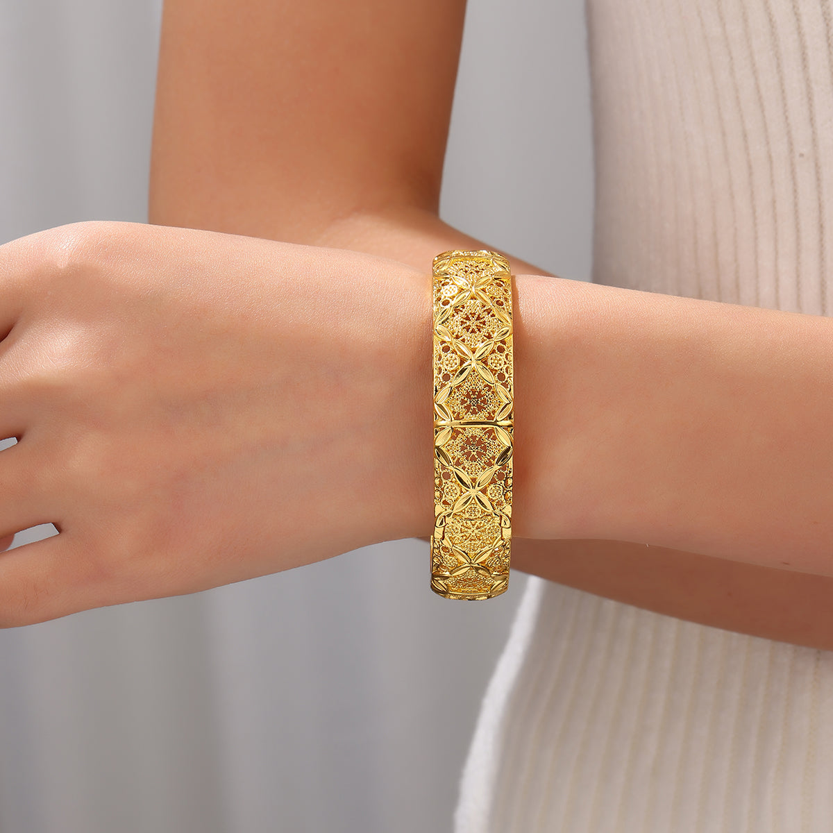 Four-leaf clover bracelet in 18K gold plating, full view
