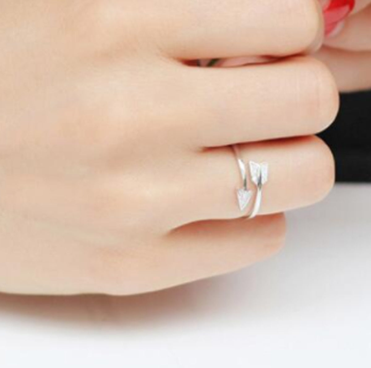 Arrow open ring on the hand