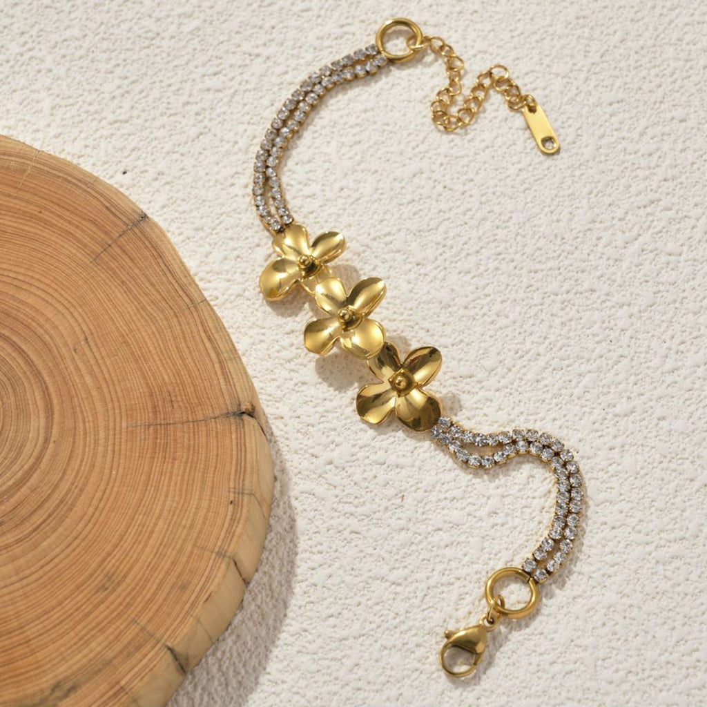 Clasp and link detail of the stainless steel flower bracelet