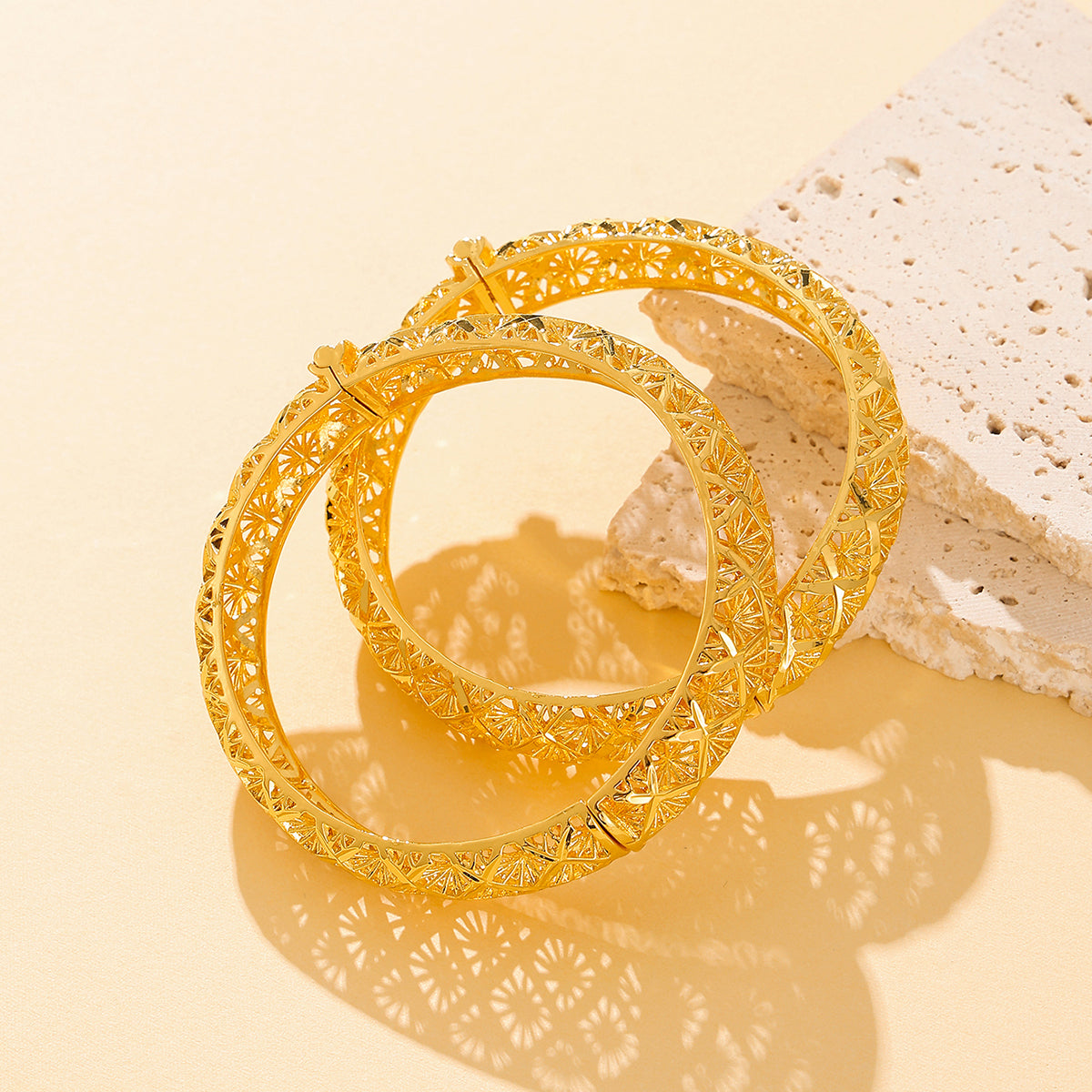 18K gold-plated four-leaf clover bracelet presented as a gift