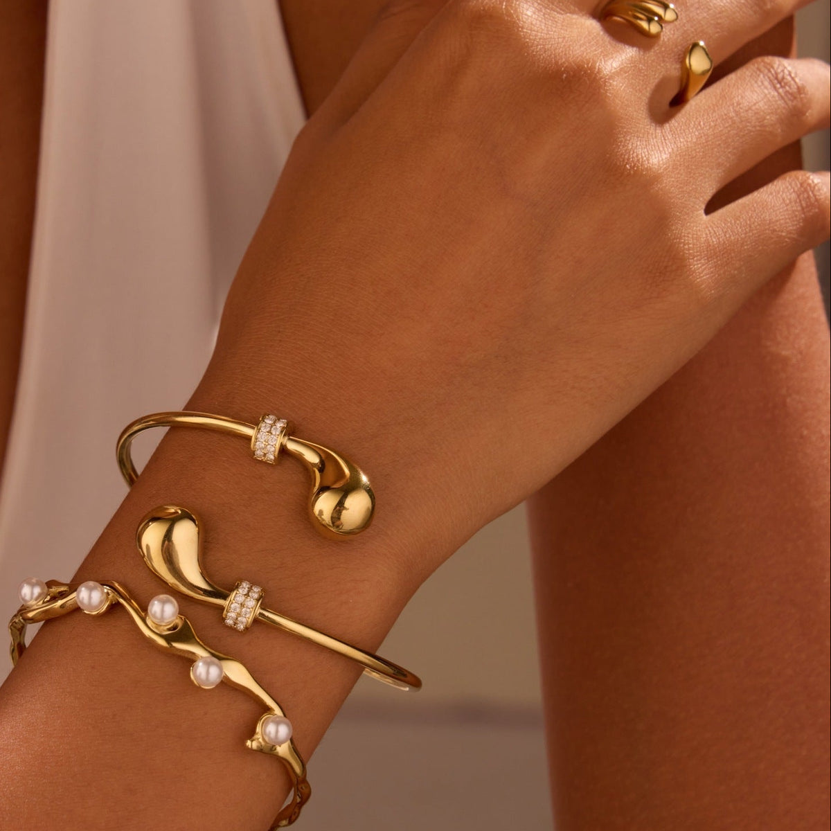 18K gold electroplated stainless steel open bangle, Falvine, view 6